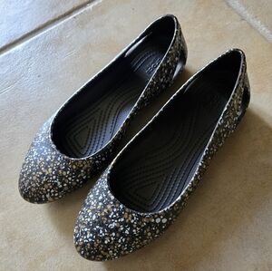 CROCS iconic Comfort Laura Graphic Flats Women's Size 8 NWOB